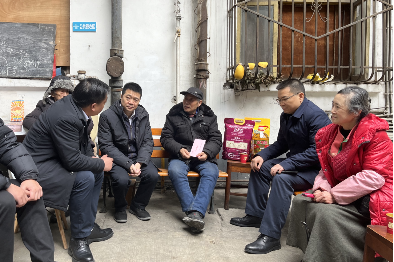 省40001百老汇集团领导班子成员走访慰问生活困难党员、老党员、老干部